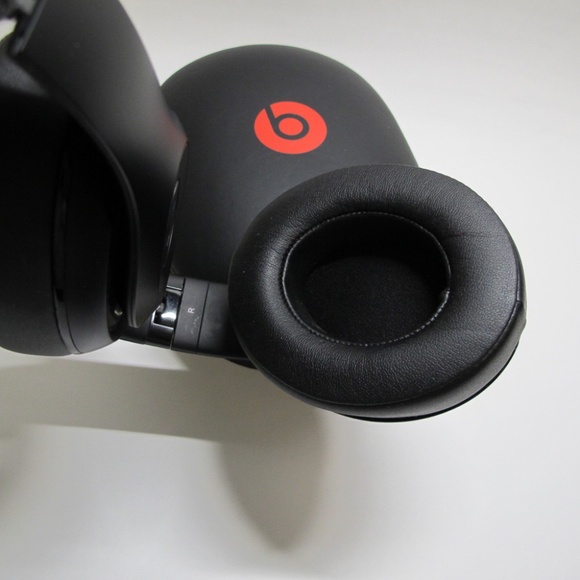 Beats by Dre Studio Wireless Over-Ear Headphone - Picture 8 of 13